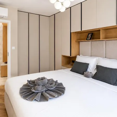 Daire Modern & Stylish 1bd Retreat With Balcony By Flat Manаger *